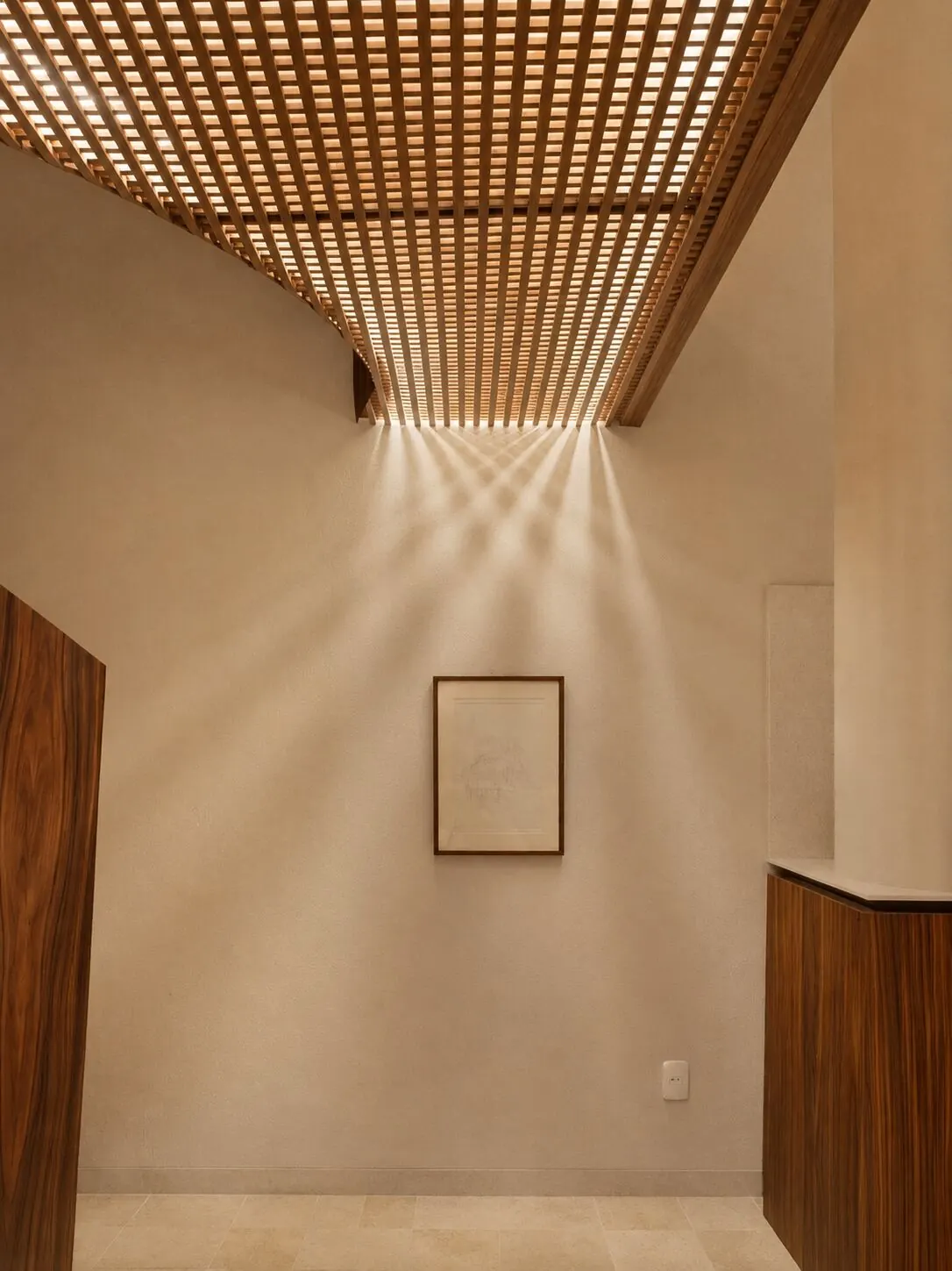 Luz filtrada por un techo de listones de madera